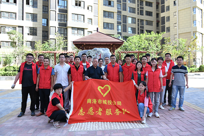 市城投公司組織全體黨員、積極分子、志愿者服務(wù)隊開展義務(wù)鋤草活動