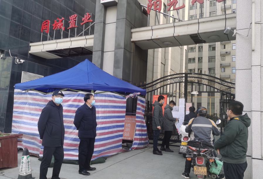 公司總經(jīng)理王昱智一行深入江濱壹號(hào)等小區(qū)、項(xiàng)目檢查疫情防控工作