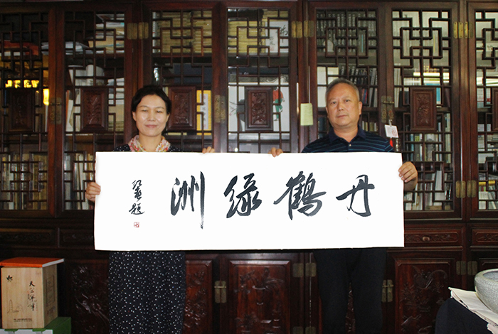 張紅春為丹鶴綠洲項(xiàng)目題寫(xiě)牌名