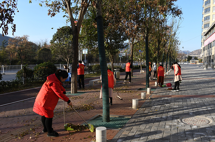 市城投公司志愿者服務(wù)隊(duì)走進(jìn)濱江保障性住房小區(qū)開(kāi)展環(huán)境衛(wèi)生整治活動(dòng)