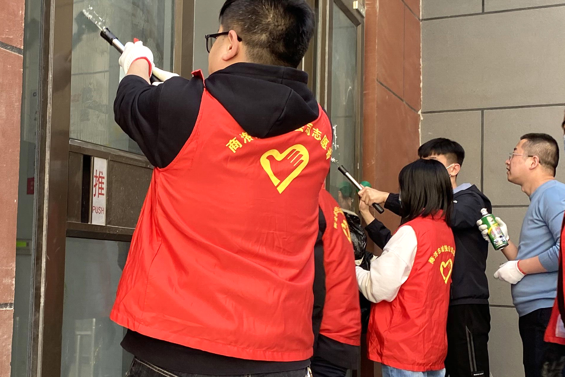 市城投公司組織開展&ldquo;志愿者服務(wù)進(jìn)社區(qū)  文明創(chuàng)建我先行&rdquo;活動(dòng)