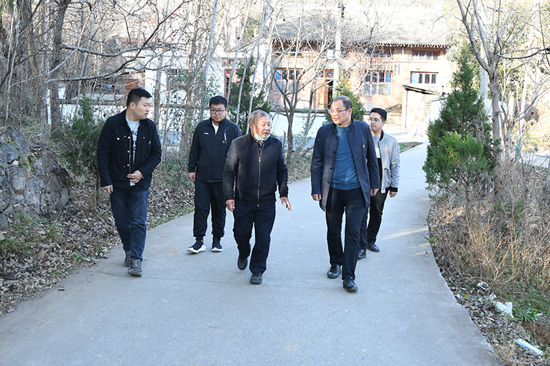 公司黨總支組織開展&ldquo;我為群眾辦實事 助民修路解民憂&rdquo;主題黨日活動