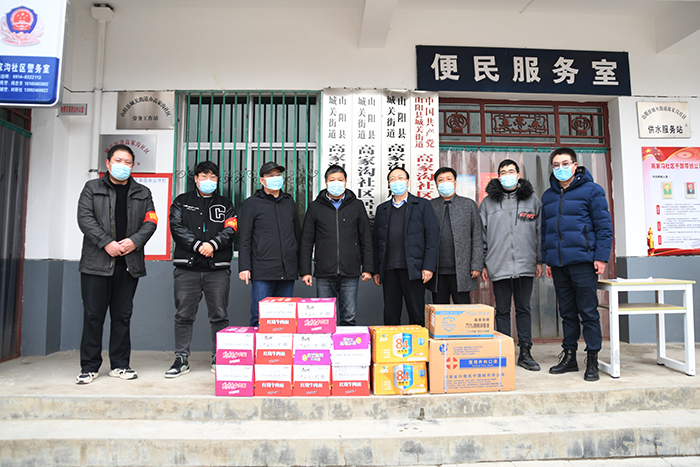 公司領(lǐng)導(dǎo)看望慰問高家溝社區(qū)鄉(xiāng)村振興駐村工作隊(duì)隊(duì)員&nbsp;